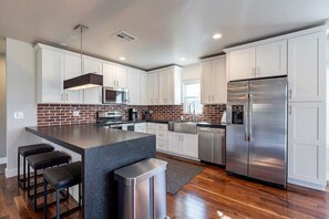 冷蔵庫、電子レンジ、オーブン、コンロ