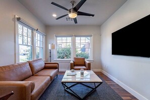 Smart TV - PHX Retreat | 2 Bedroom 2 Bath Home in Historic Neighborhood (Phoenix)