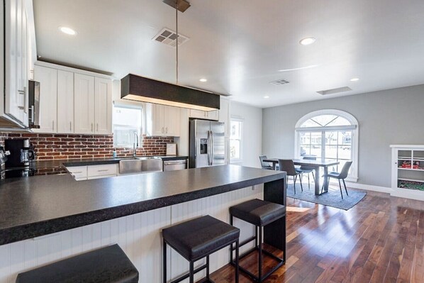 冷蔵庫、電子レンジ、オーブン、コンロ