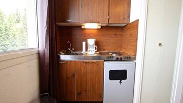 Réfrigérateur, micro-ondes, cafetiÚre/bouilloire