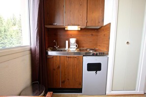Réfrigérateur, micro-ondes, cafetière/bouilloire