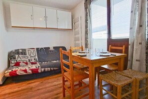 Dining - 100m from ski slopes, 1st floor, balcony, tv, ski locker, 19m², Chamrousse (Chamrousse)