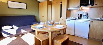 300m from ski slopes, 3rd floor, balcony, parking, tv, ski locker, 24m², Chamrousse