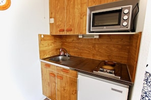 Fridge, microwave, oven
