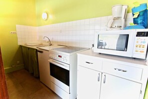 Køleskab, mikrobølgeovn, kaffe-/temaskine