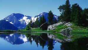 A serene mountain landscape with a clear lake reflecting the peaks and trees. - 100m from ski slopes, Ground floor, 19m², Chamrousse (Chamrousse)