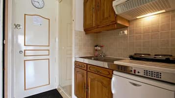 Fridge, microwave, coffee/tea maker, toaster