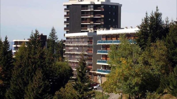 A multi-story building with balconies, surrounded by trees. - 300m from resort center, 2nd floor, balcony, tv, 55m², Chamrousse (Chamrousse)