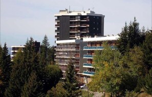 A multi-story building with balconies, surrounded by trees. - 300m from ski slopes, 2nd floor, balcony, tv, 55m², Chamrousse (Chamrousse)