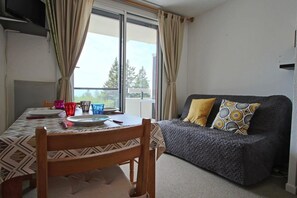 Living area - 100m from ski slopes, 2nd floor, balcony, tv, ski locker, 21m², Chamrousse (Chamrousse)