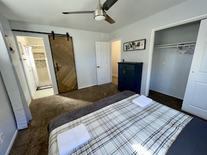 4 habitaciones, escritorio, tabla de planchar con plancha y wifi gratis