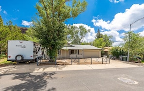 Property grounds - Modern Chic 4-Bedroom Home with Wood Stove Fireplace (Flagstaff)