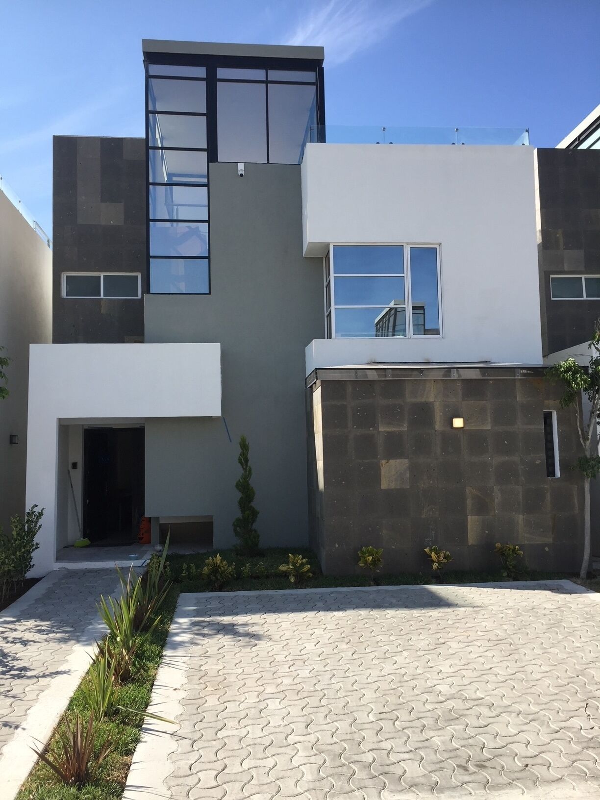 House 3 floors with ocean views and community pool