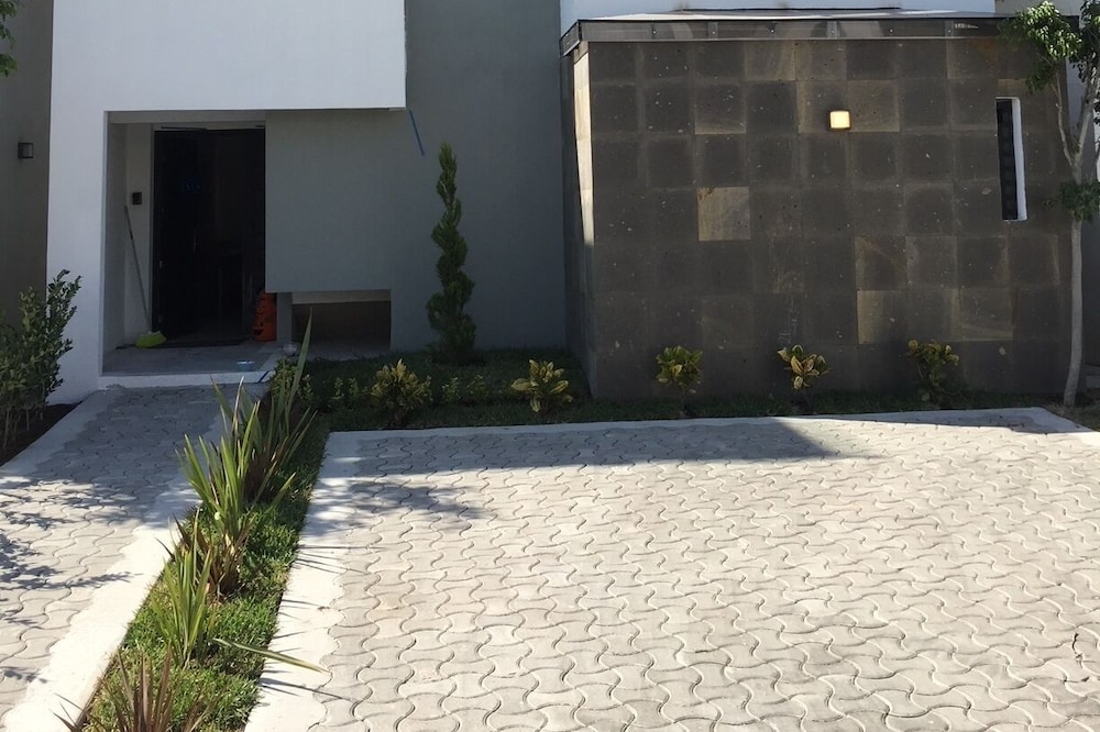 House 3 floors with ocean views and community pool