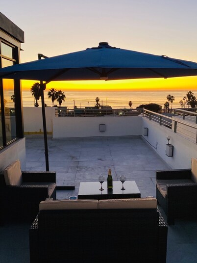 House 3 floors with ocean views and community pool