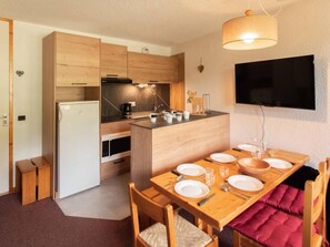 Fridge, microwave, oven, dishwasher - 4th floor, view mountain/ski slopes, balcony, ski locker, 33m², Valmorel (Valmorel)