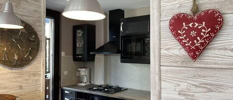 Een koelkast, een magnetron, een oven, een vaatwasser