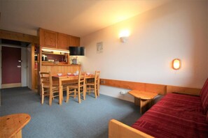 Living area - 50m from resort center, 2nd floor, view valley, balcony, tv, 40m², Les Arcs (Les Arcs)