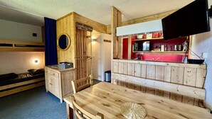 Interior - 50m from resort center, 2nd floor, view valley, balcony, tv, 40m², Les Arcs (Les Arcs)
