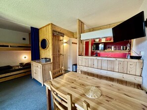 Interior - 50m from resort center, 2nd floor, view valley, balcony, tv, 40m², Les Arcs (Les Arcs)