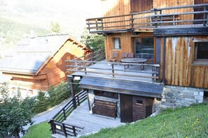 Outdoor dining - 100m from ski slopes, Ground floor, terrace, fireplace or stove, tv, 65m², Méribel (Méribel - Les Allues)
