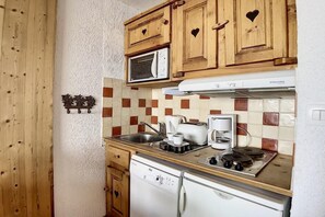 Refrigerador, horno, lavavajillas y cafetera y tetera 