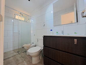 Bañera con ducha, secador de pelo, toallas