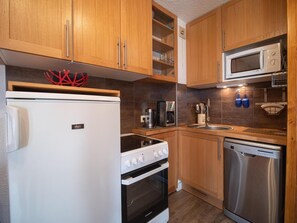 Réfrigérateur, micro-ondes, four, cafetière/bouilloire