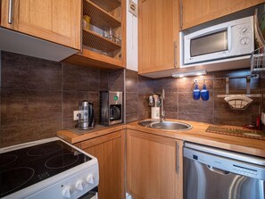 Fridge, microwave, oven, coffee/tea maker - 80m from shops, 1st floor, balcony, tv, ski locker, 26m², Valmorel (Valmorel)