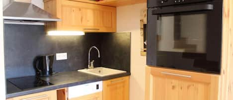 Fridge, oven, dishwasher, coffee/tea maker