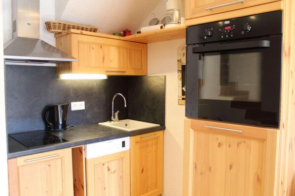 Fridge, oven, dishwasher, coffee/tea maker