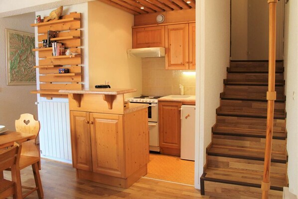 Fridge, microwave, oven, coffee/tea maker