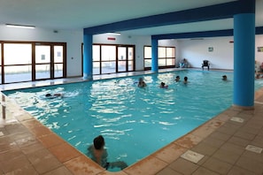 An indoor swimming pool with multiple lanes, tiled flooring, and large windows. - Ski-in/ski-out & foot of the slopes, 3rd floor, view mountain, balcony, tv, 50m², Les Orres (Les Orres)
