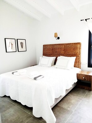 4 bedrooms, iron/ironing board, Internet, bed sheets