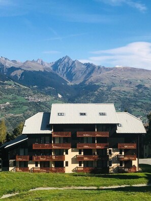 Exterior - 100m from ski slopes, 1st floor, view mountain, balcony, tv, ski locker, 20m², Montalbert (Aime)