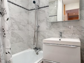 Bathtub - 100m from resort center, 5th floor, swimming pool, balcony, tv, ski locker, 28m², La Plagne (La Plagne)