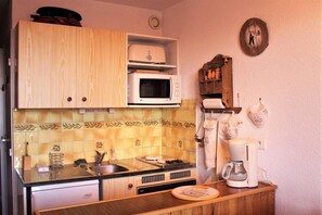 Fridge, microwave, oven, coffee/tea maker