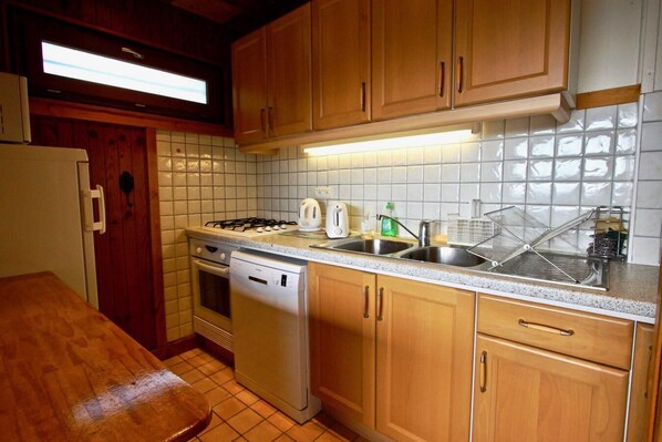 Mikrowelle, Ofen, Geschirrspüler, Wasserkocher mit Kaffee-/Teezubehör