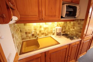 Fridge, microwave, oven, coffee/tea maker