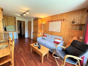 Living area - 20m from resort center, 1st floor, view mountain, balcony, tv, 36m², Méribel (Méribel - Les Allues)