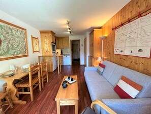 Living area - 20m from resort center, 1st floor, view mountain, balcony, tv, 36m², Méribel (Méribel - Les Allues)