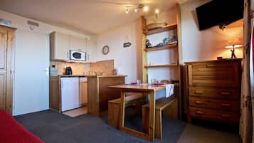 Coffee/tea maker, fridge, microwave, dishwasher