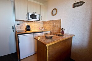 Réfrigérateur, micro-ondes, lave-vaisselle, cafetière/bouilloire