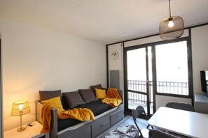 Living area - 300m from ski slopes, 7th floor, balcony, parking, tv, ski locker, 19m², Chamrousse (Chamrousse)