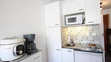 Geladeira, micro-ondas, cafeteira/chaleira