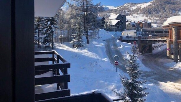 A snow-covered mountain village with traditional wooden buildings and a clear blue sky. - 50m from ski slopes, 1st floor, view mountain, balcony, tv, ski locker, 20m², Risoul (Risoul)