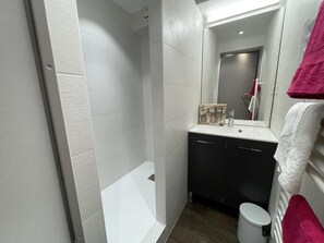 Shower - 200m from resort center, terrace, tv, ski locker, 26m², Serre Chevalier (Saint-Chaffrey)