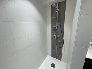 Shower - 200m from resort center, terrace, tv, ski locker, 26m², Serre Chevalier (Saint-Chaffrey)