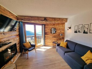 Living area - 100m from resort center, 7th floor, balcony, tv, 22m², Les Orres (Les Orres)