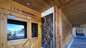 A wooden building with a sign reading "LES CARLINS."